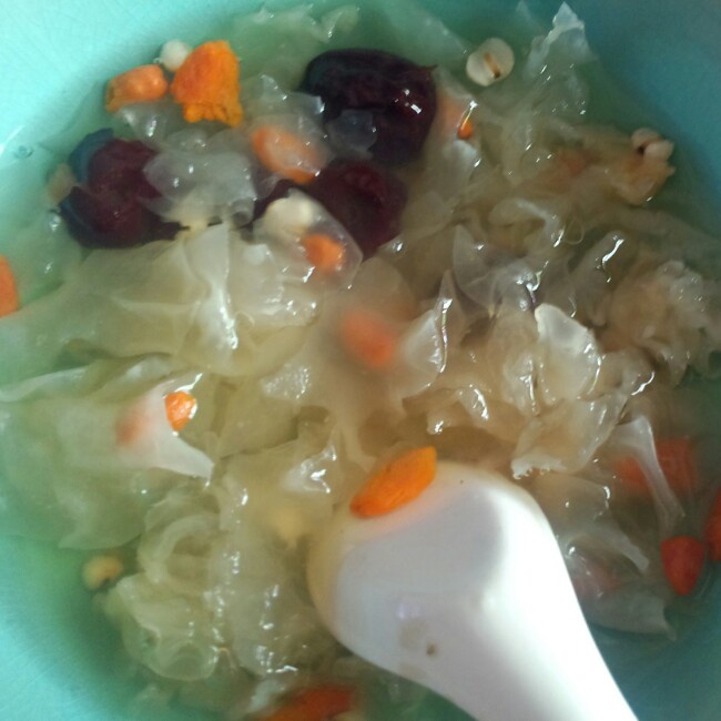 银耳红枣枸杞甜汤