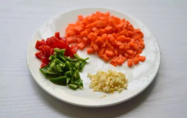 胡萝卜炒豌豆的做法 步骤4