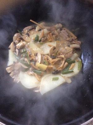 自创宝宝辅食之蘑菇黄花菜萝卜肉丝汤的做法 步骤5