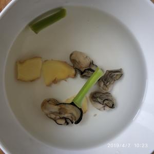 宝宝辅食:牡蛎疙瘩汤（补锌补钙）的做法 步骤1