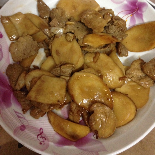 杏鲍菇木耳炒肉