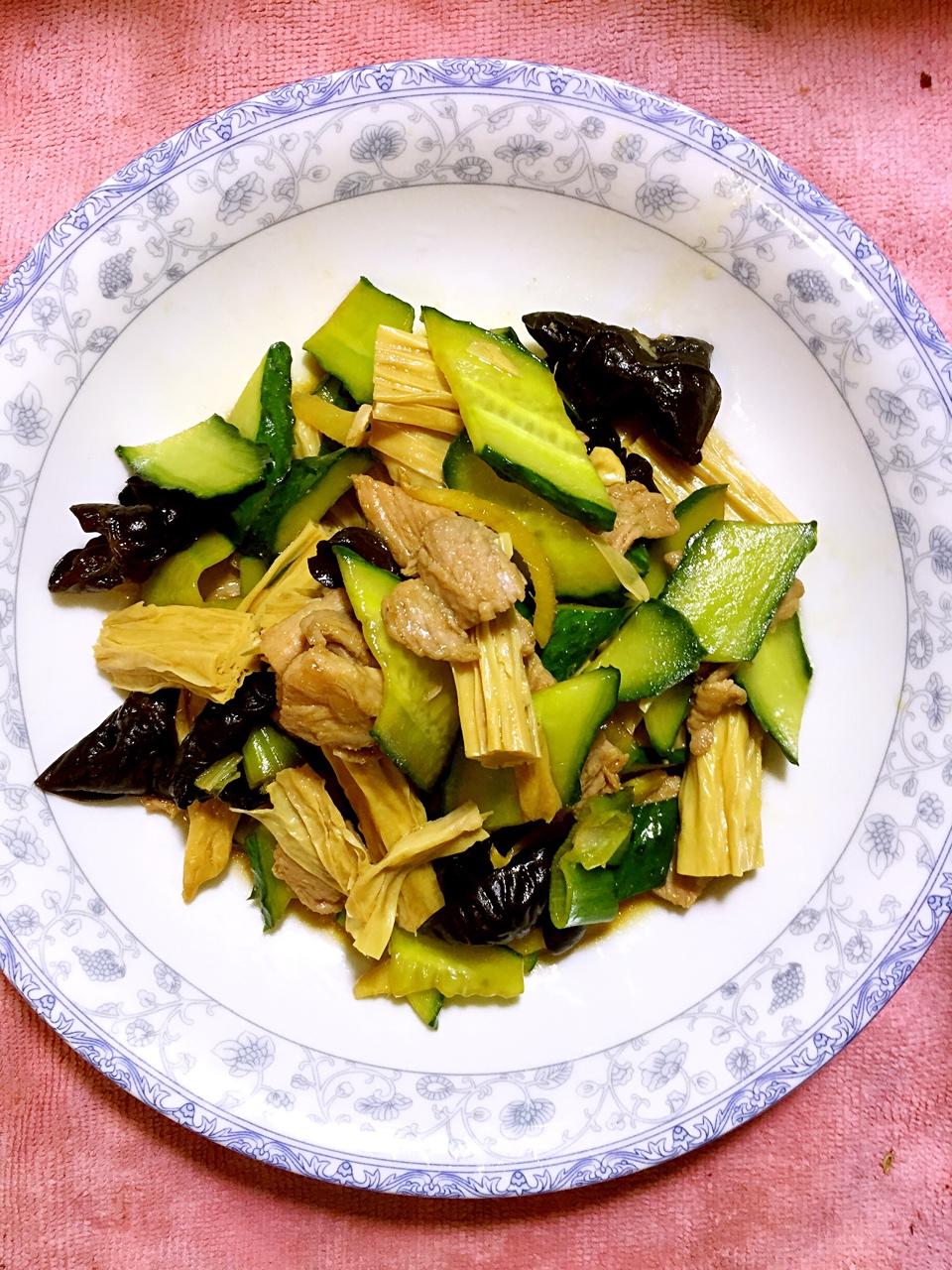 小糖果儿的甜蜜旮旯做的腐竹木耳黄瓜炒