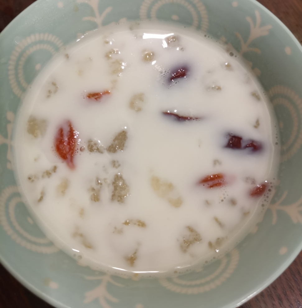 牛奶冰糖红枣枸杞雪蛤的做法