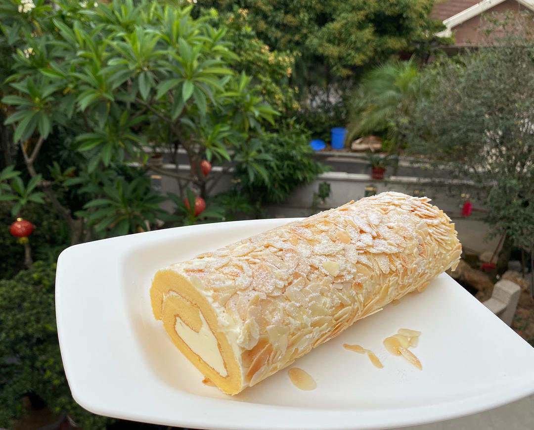 杏仁片咸奶油霜蛋糕卷