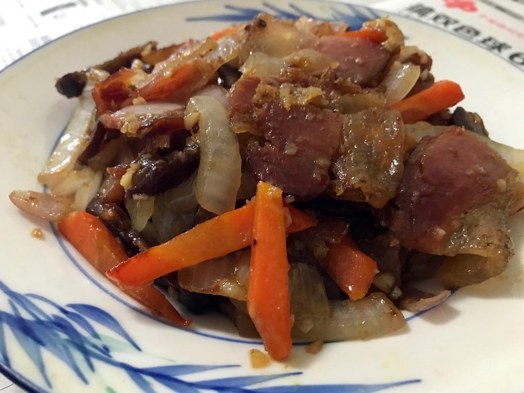 腊肉红萝卜炒洋葱