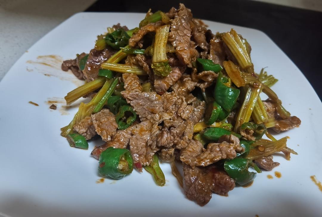 下饭神器又来了，试试这道芹菜炒牛肉！！