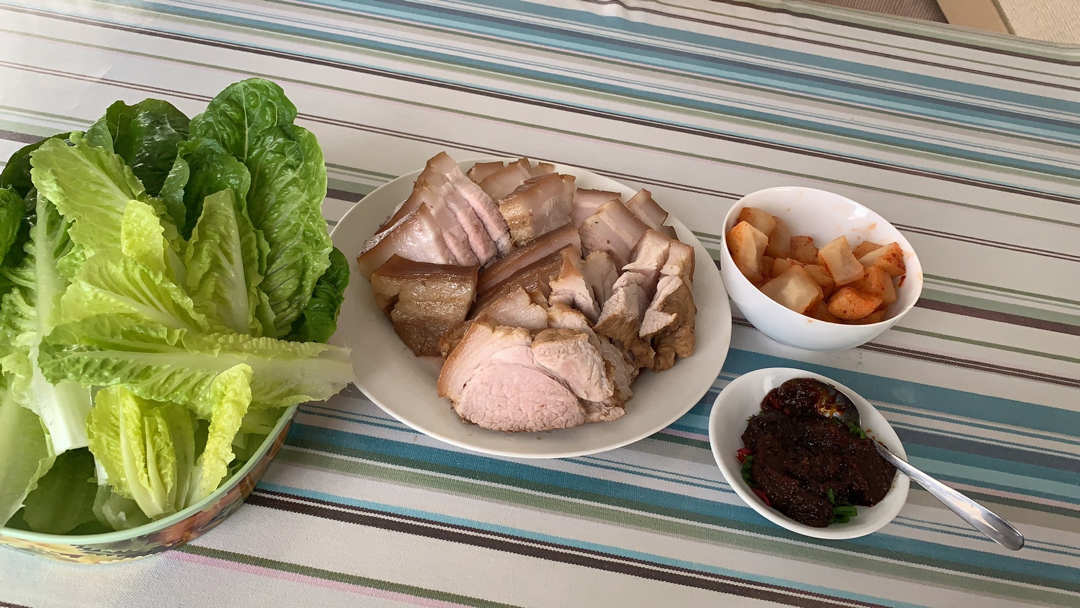 韩式菜包肉—经典美味又简单的韩式水煮猪五花Bossam