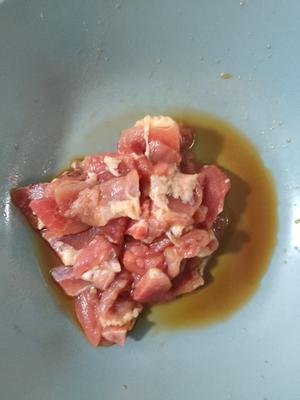 酸辣白菜炒肉的做法 步骤1