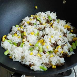 牛肉玉米芦笋三丁炒饭的做法 步骤4