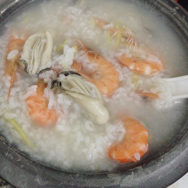 青豆酱-做的生蚝鲜虾粥