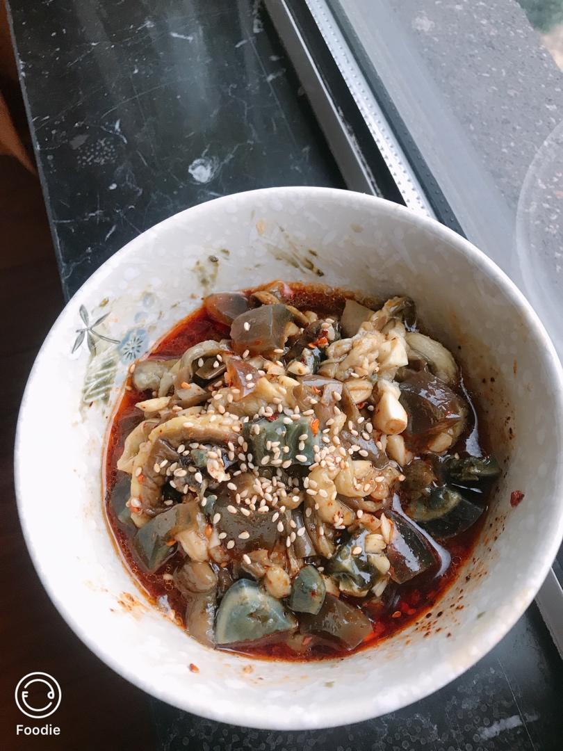 凉拌茄子皮蛋