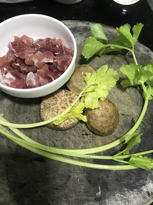 香菇瘦肉粥（宝宝辅食）的做法 步骤1