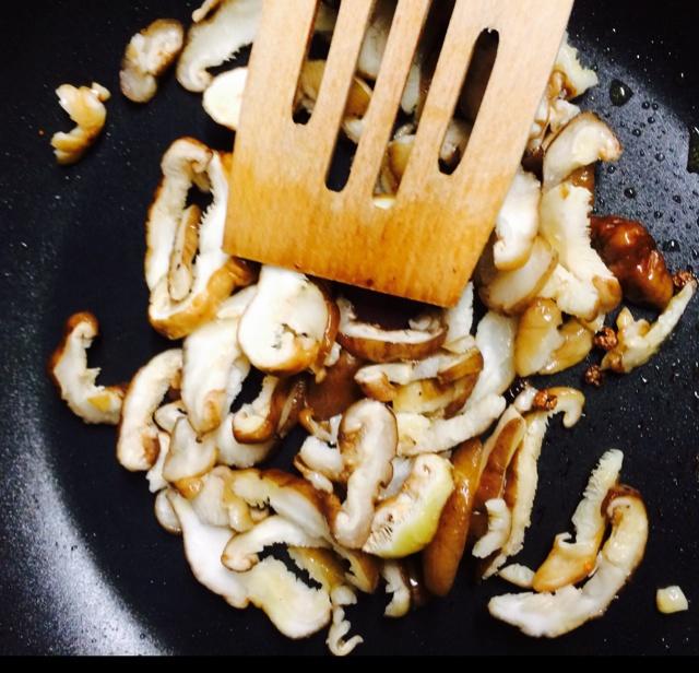 香菇干煸四季豆的做法 步骤4