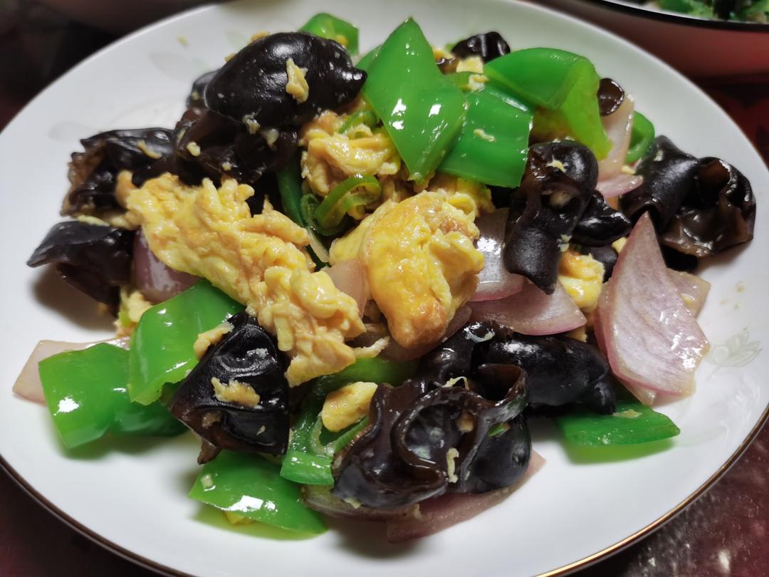 洋葱木耳青椒炒鸡蛋  简单又美味