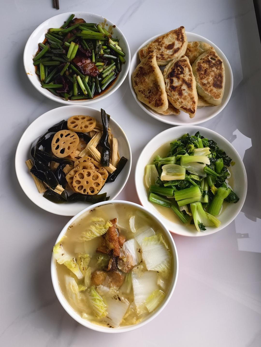 把梦想 化成了灶台上的一天又一天。