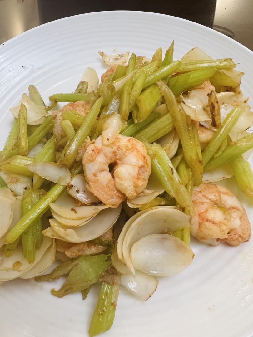 虾仁Q弹不缩水的技巧，西芹百合虾仁~~~