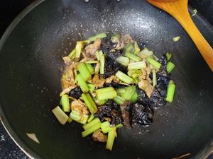 一招鲜芹菜炒肉的做法 步骤7