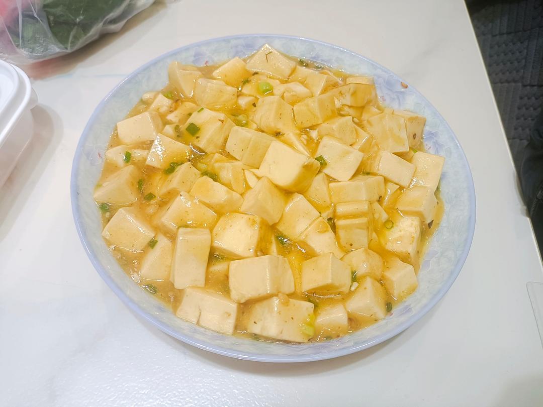 不放肉也超下饭的葱焖豆腐