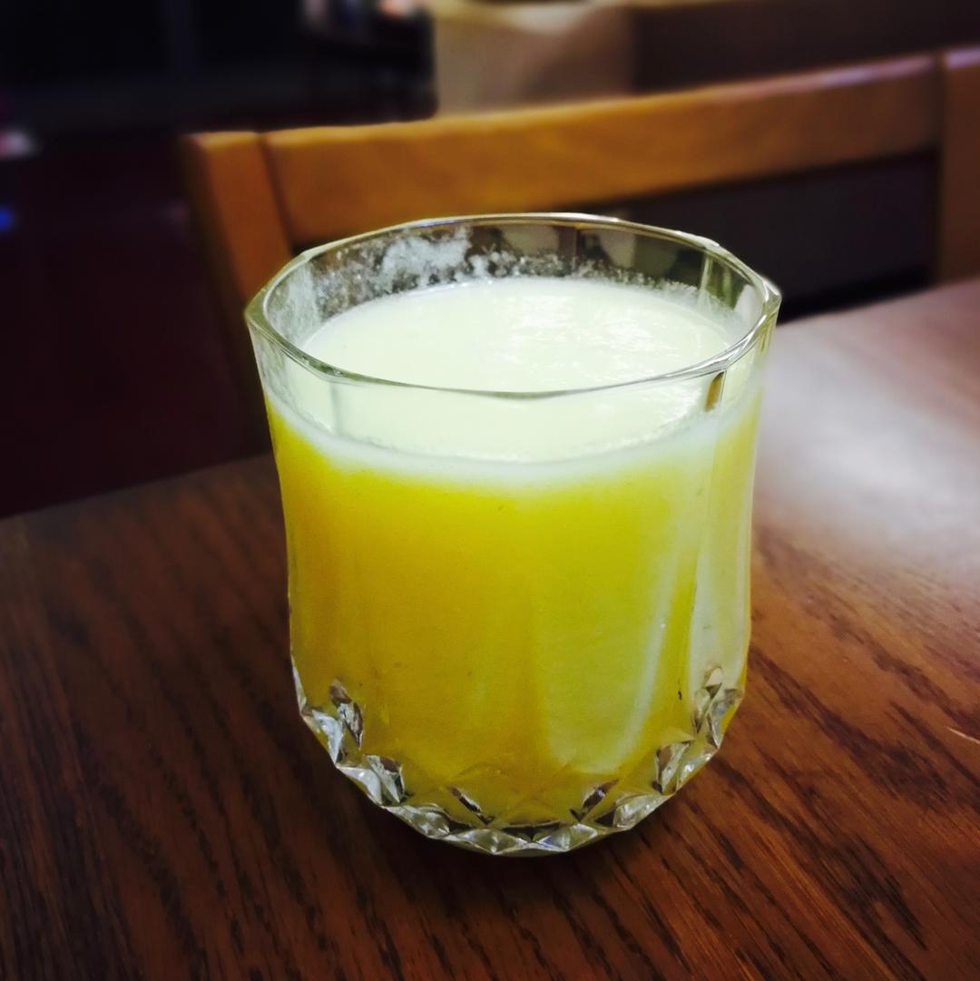 凤梨橙鲜榨果汁