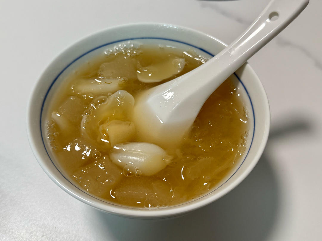 一碗满分💯莲子百合雪梨银耳汤