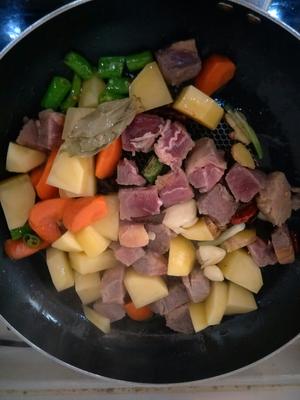 土豆烧牛肉盖浇面的做法 步骤2