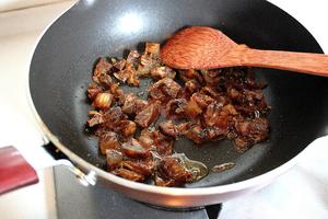 冬菇辣肠焖饭的做法 步骤3