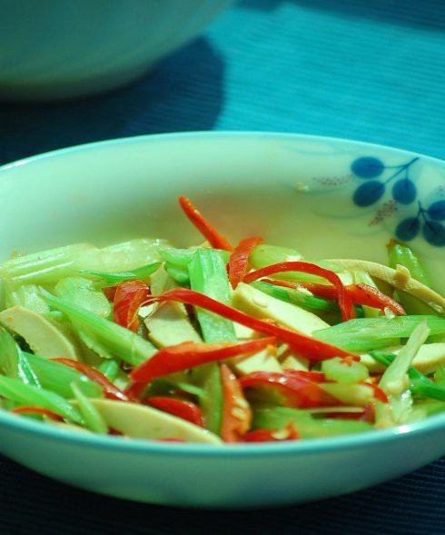 彩椒豆干香芹的做法