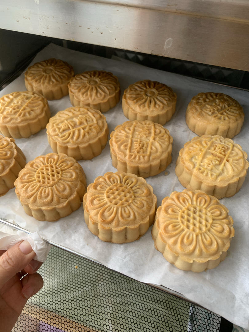 广式月饼（莲蓉蛋黄/豆沙蛋黄/凤梨）