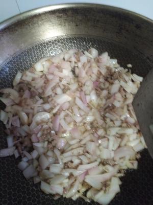 猪肉洋葱炒玉米的做法 步骤2