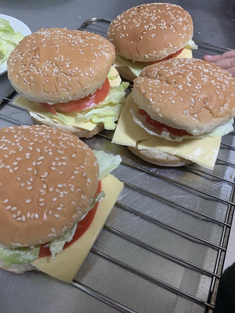 正宗的麦当劳双吉牛肉汉堡