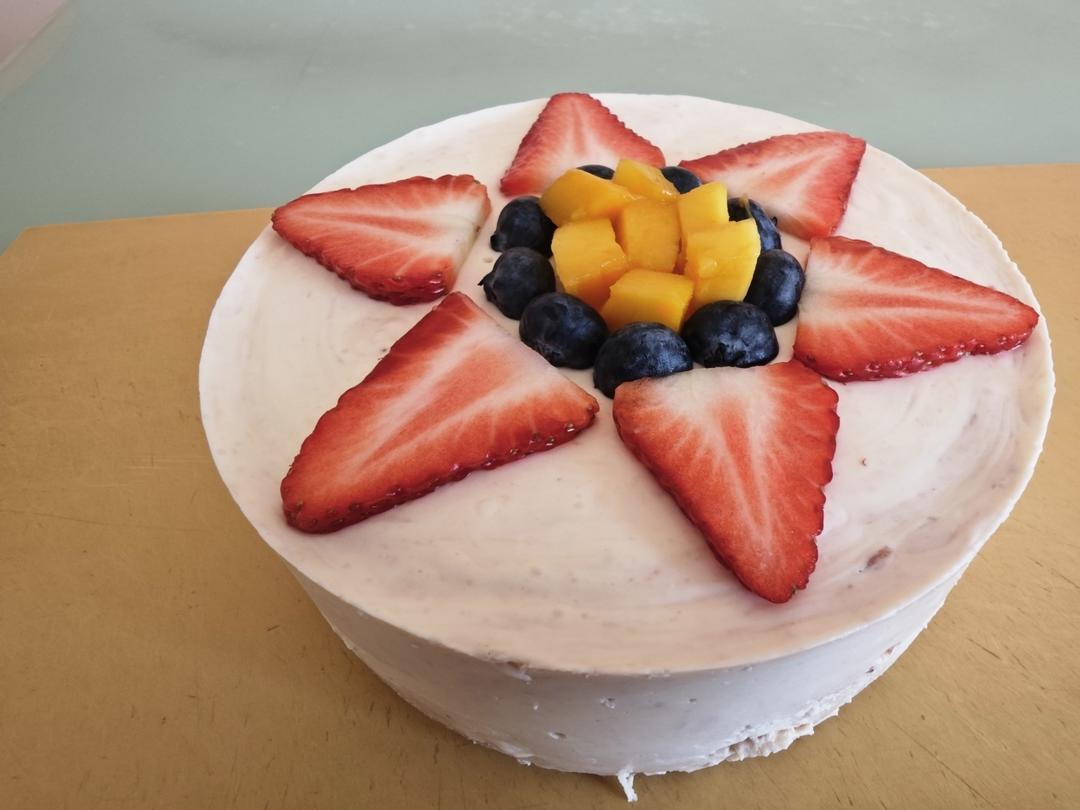 6寸草莓慕斯蛋糕