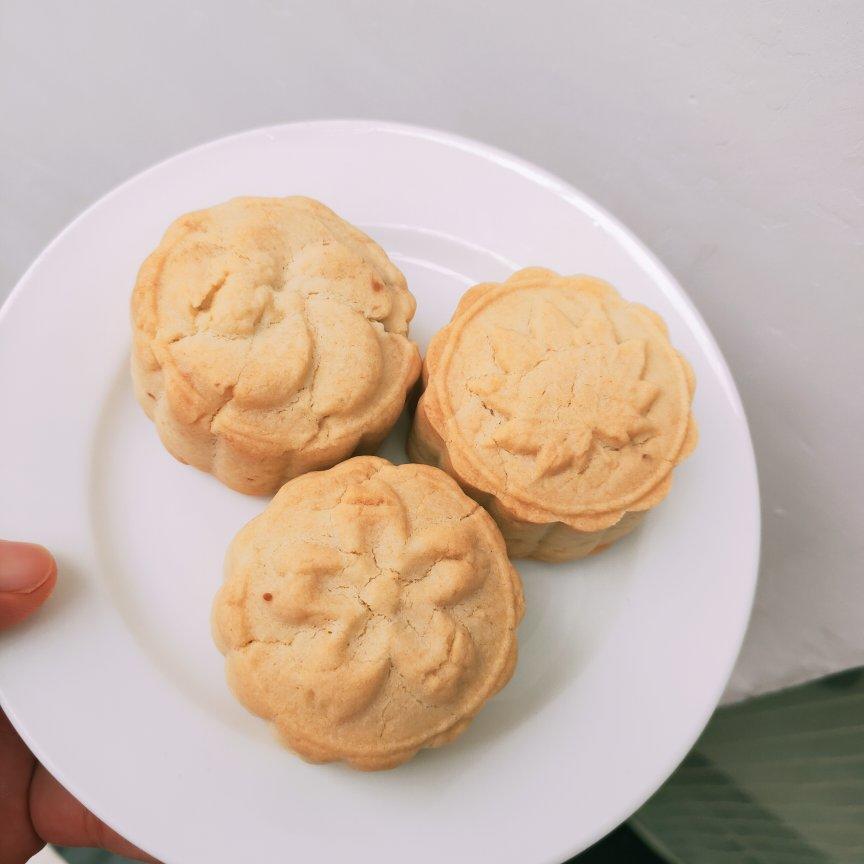 奶酥皮月饼，酥脆可口，奶味浓郁！