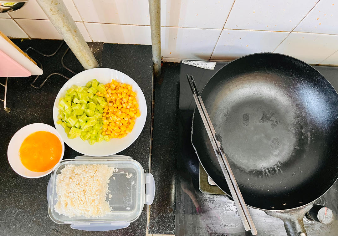 玉米黄瓜火腿肠蛋炒饭
