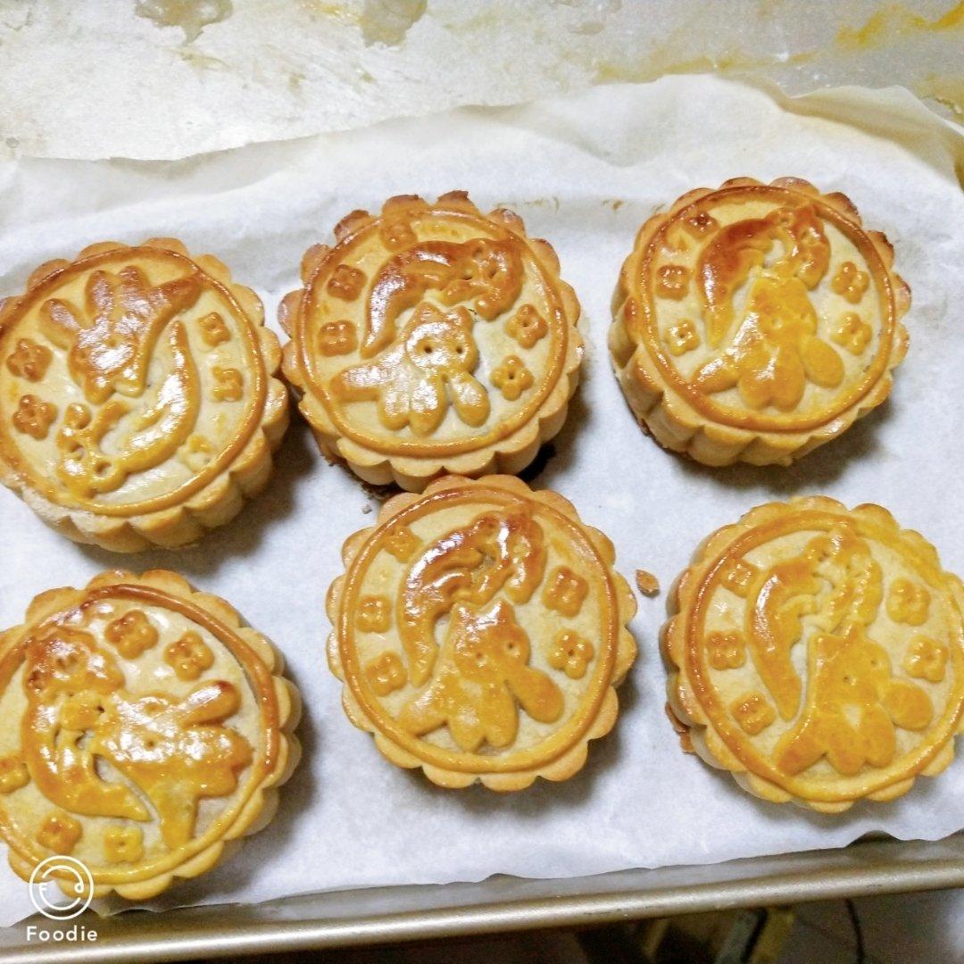 豆沙咸蛋黄肉松月饼