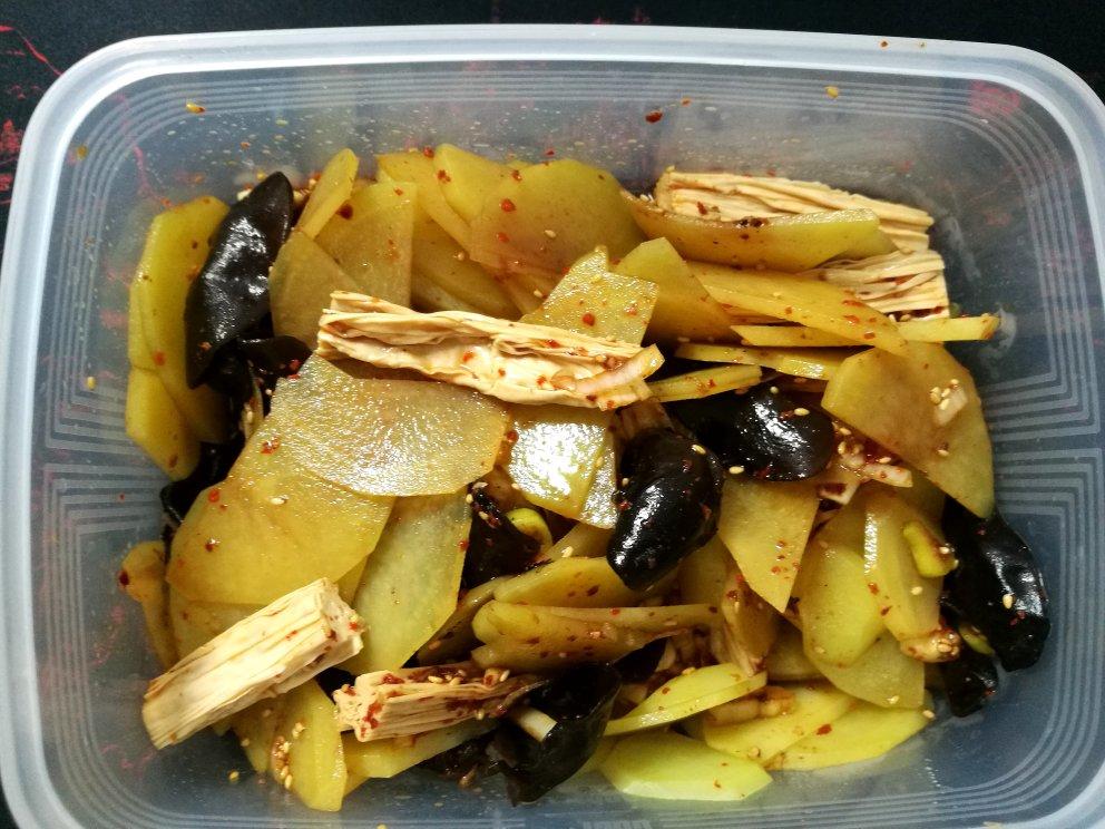 土豆销魂吃法！酸辣开胃的凉拌土豆片