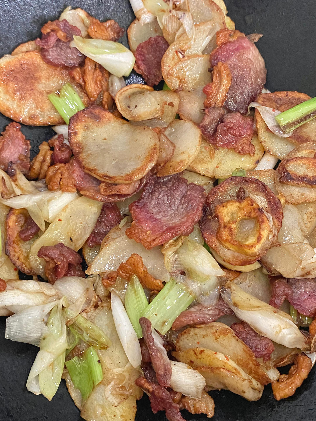 满是锅巴的腊肉炒土豆片，葱香是灵魂！的做法