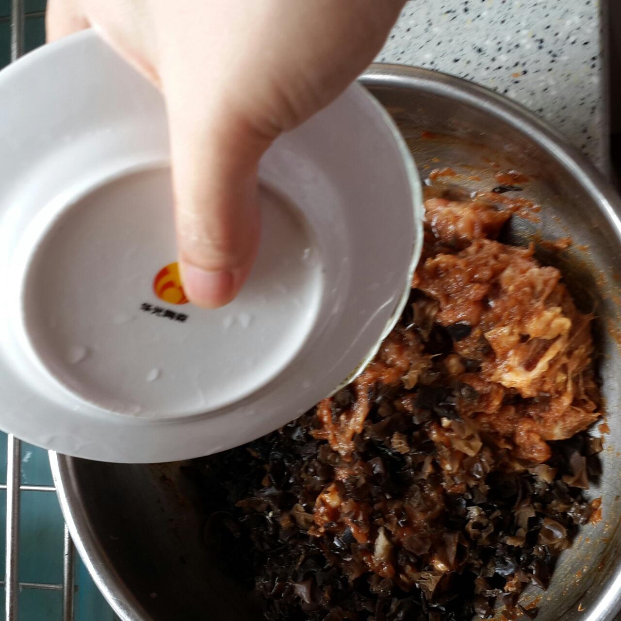 发面超快的茄子肉虾仁水煎包的做法 步骤12