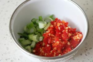 剁椒芋头的做法 步骤2