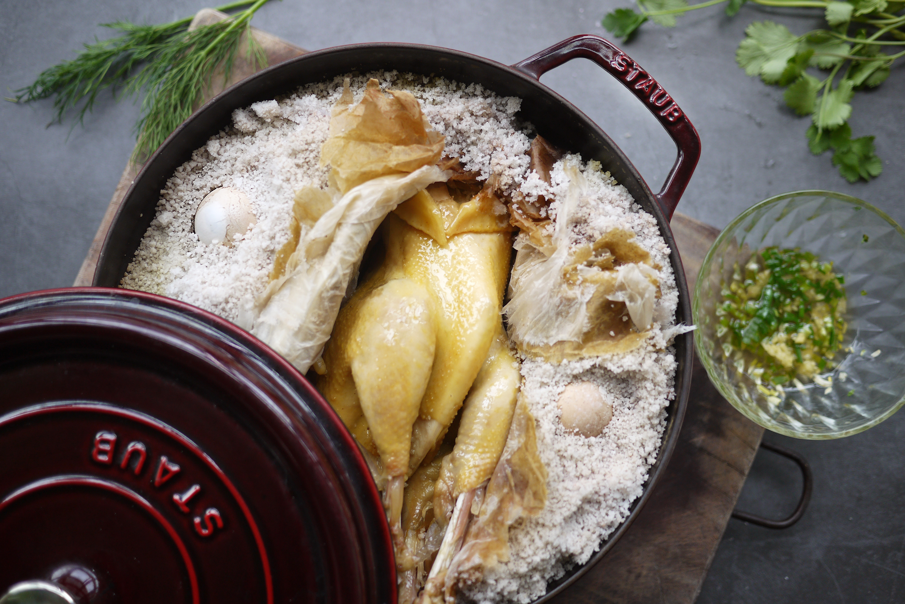 客家传统盐焗鸡-staub珐琅铸铁锅的做法