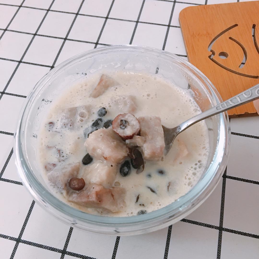 红豆芋头奶香甜汤