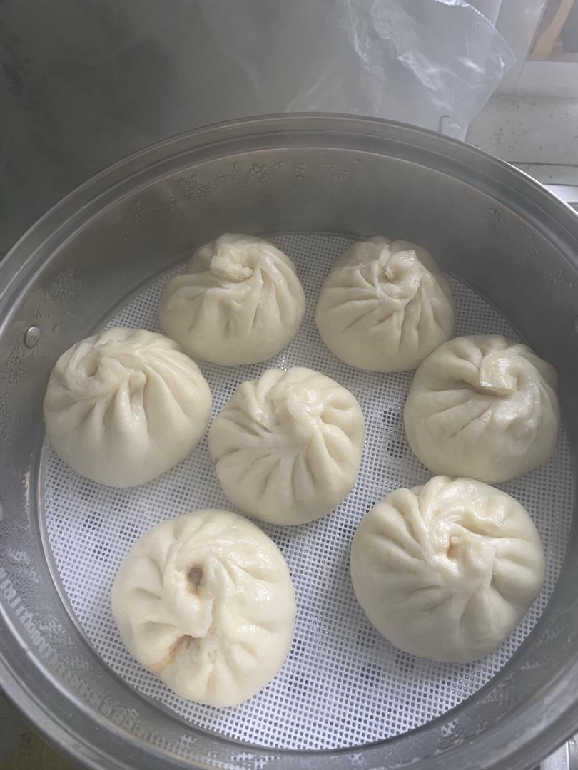 松软多汁的肉包子