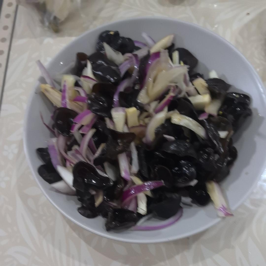凉拌洋葱木耳–通血管开胃快手凉菜