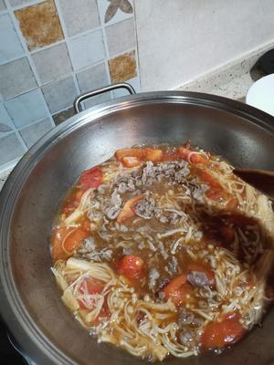 番茄金针菇肥牛汤的做法 步骤6