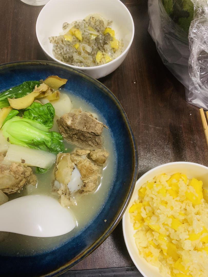 大骨炖萝卜汤