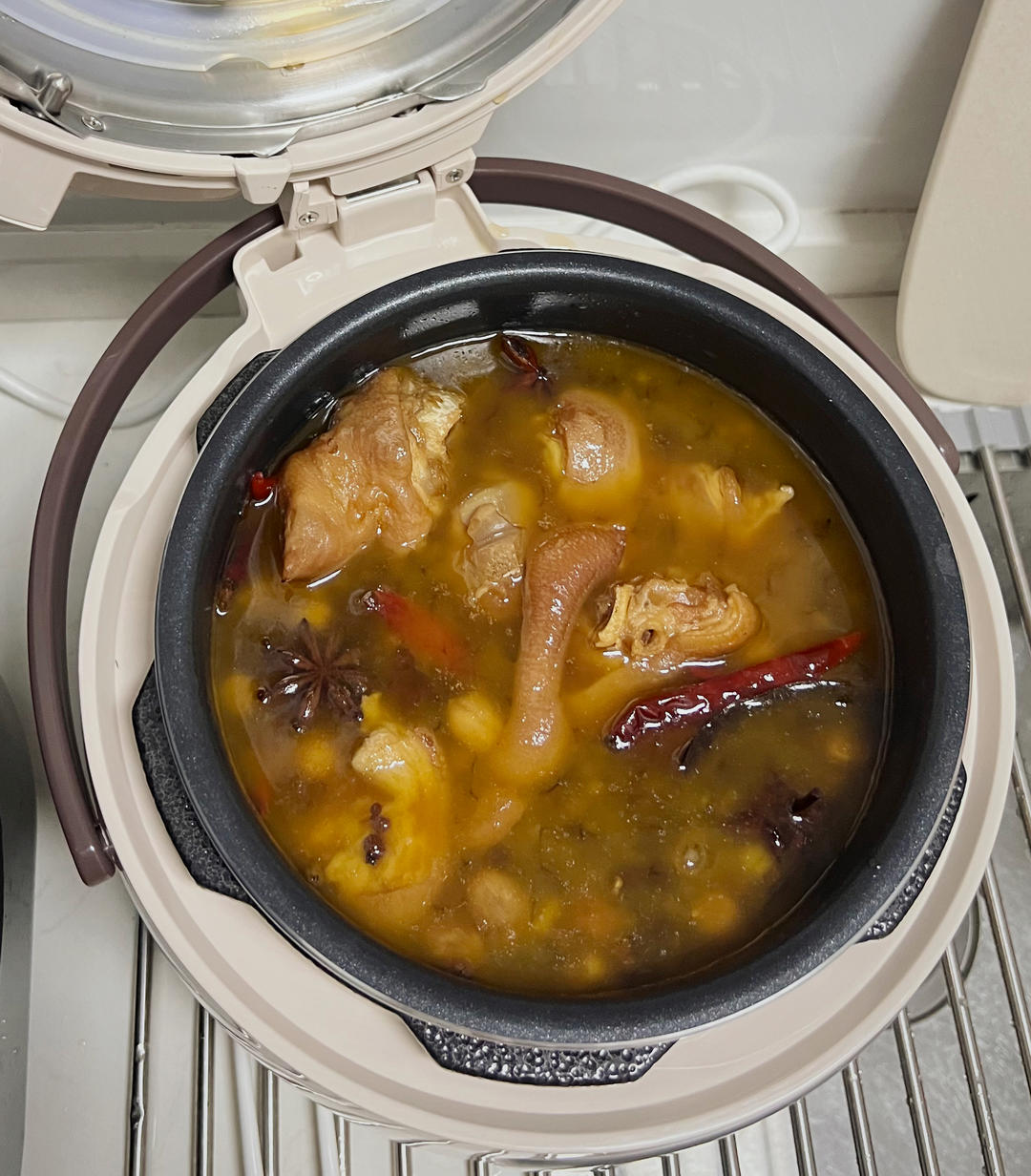 一夹就断的黄豆焖猪蹄