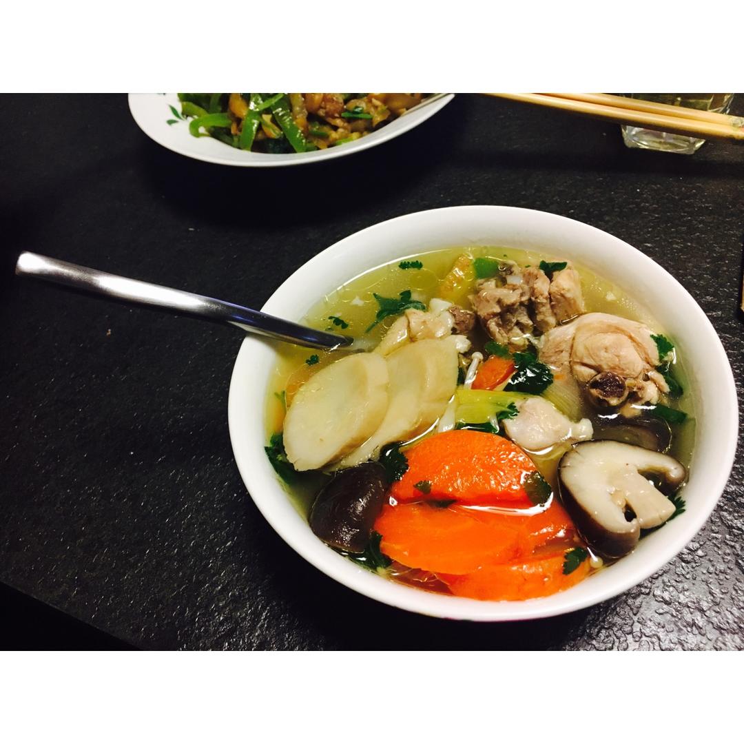 菌菇炖鸡汤