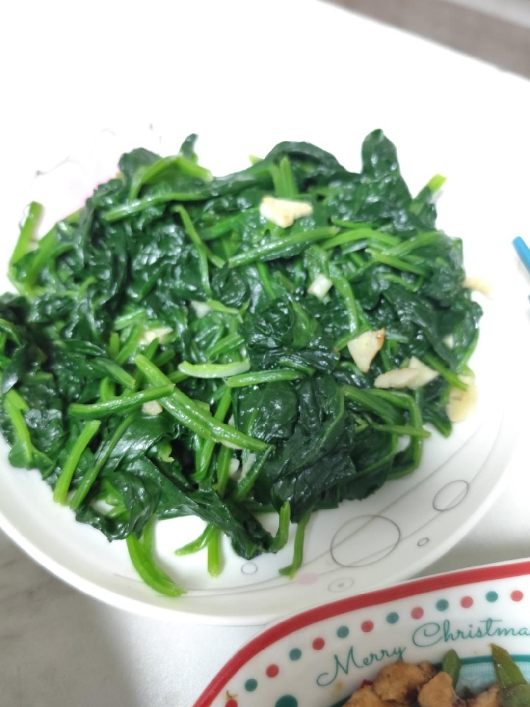 不涩口又嫩的清炒菠菜