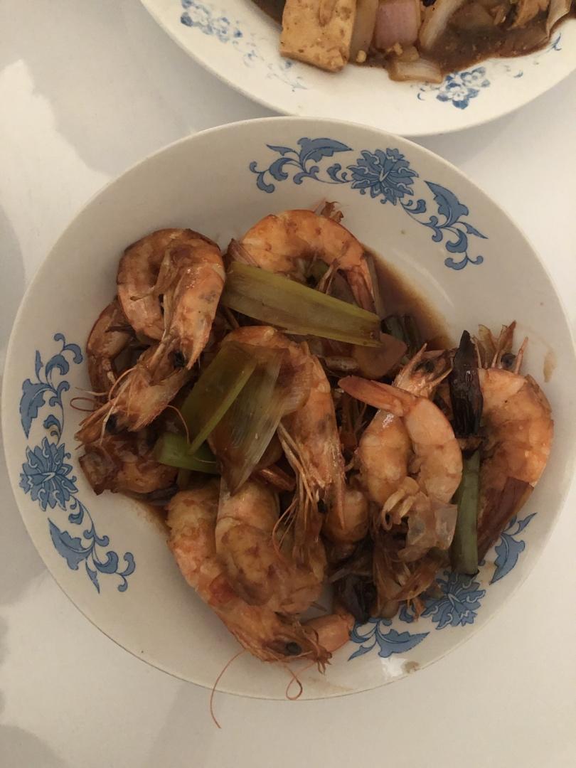 吃完还会继续舔手指的    快手油闷大虾