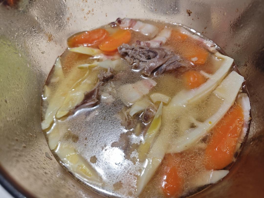 笋干老鸭煲