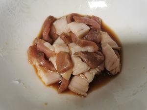 家常菜青椒香菇炒肉里面的香菇超级好吃下饭的做法 步骤1